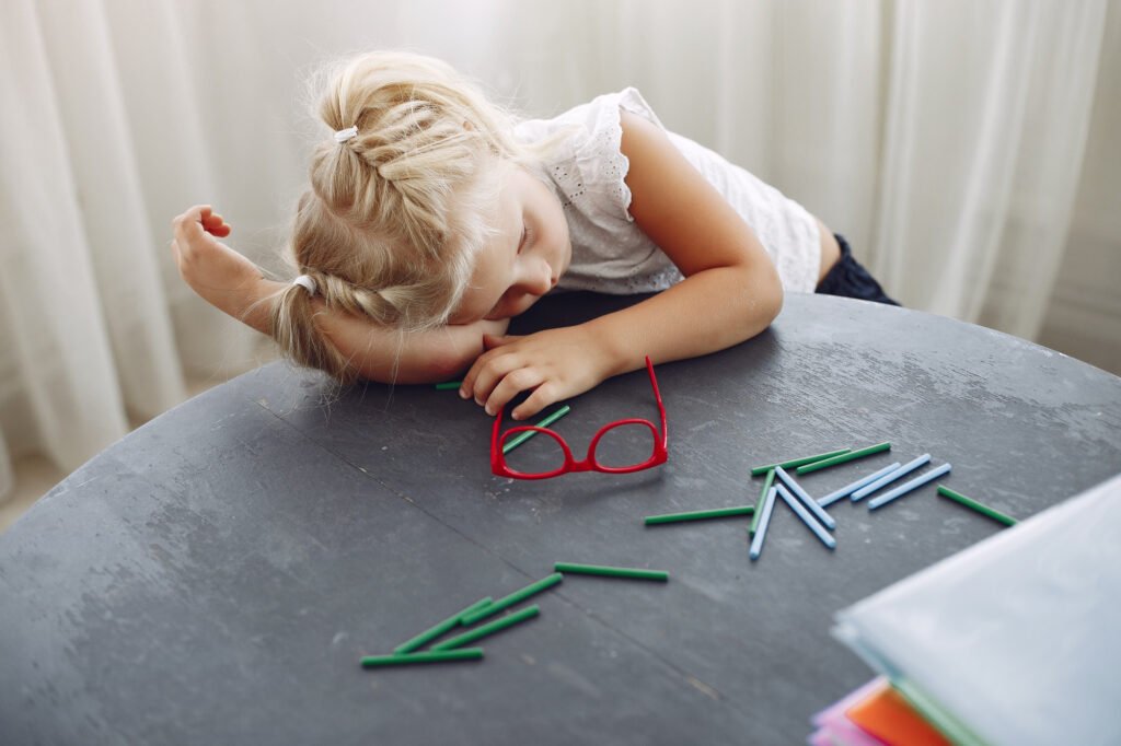 Overtired preschooler showing signs of sleep deprivation in children including tiredness, emotional outbursts and difficulty concentrating