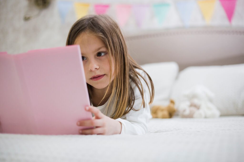 Child using a screen before bed, illustrating blue light and children's sleep. Does blue light affects children's sleep
